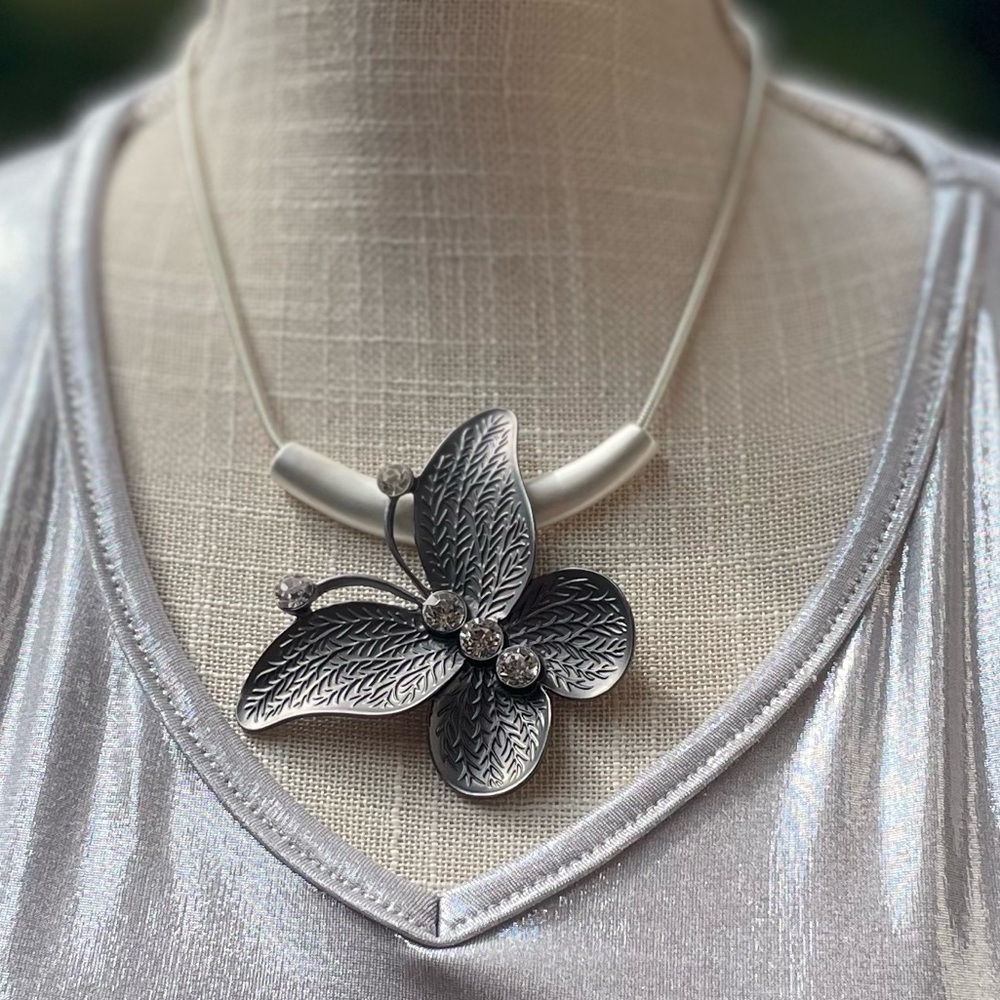 NWOT Butterfly Necklace with Rhinestones. 🦋